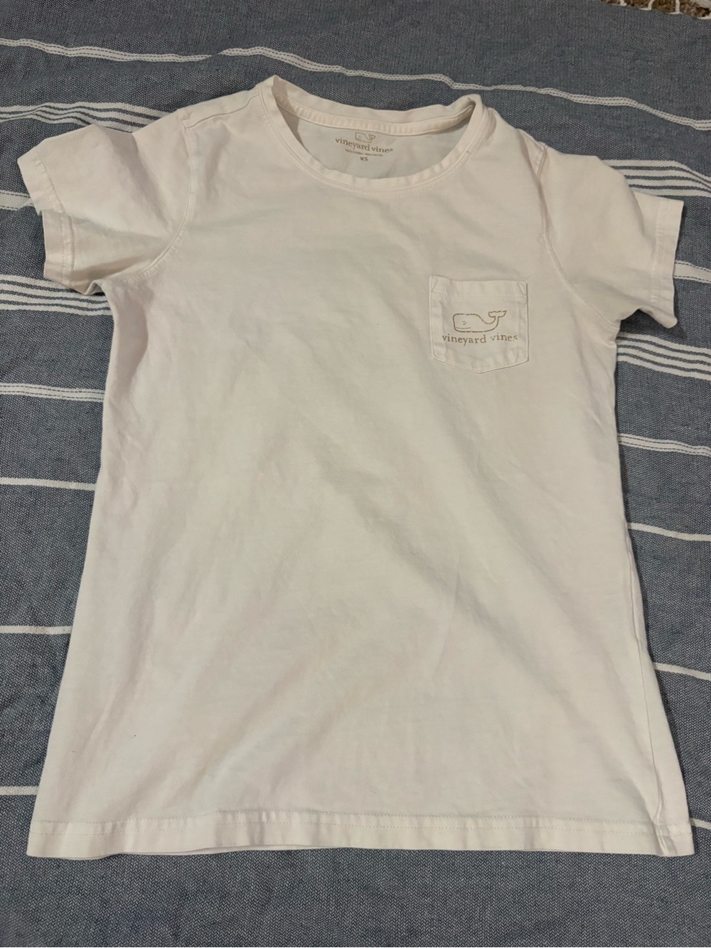 Vineyard Vines Women’s White with Gold Short Sleeve Pocket Tee